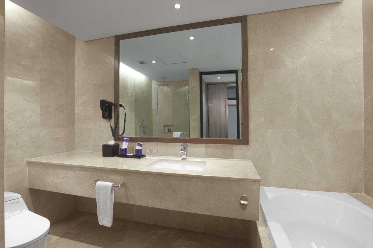 Aston Priority Simatupang Hotel And Conference Center Jakarta Exteriör bild