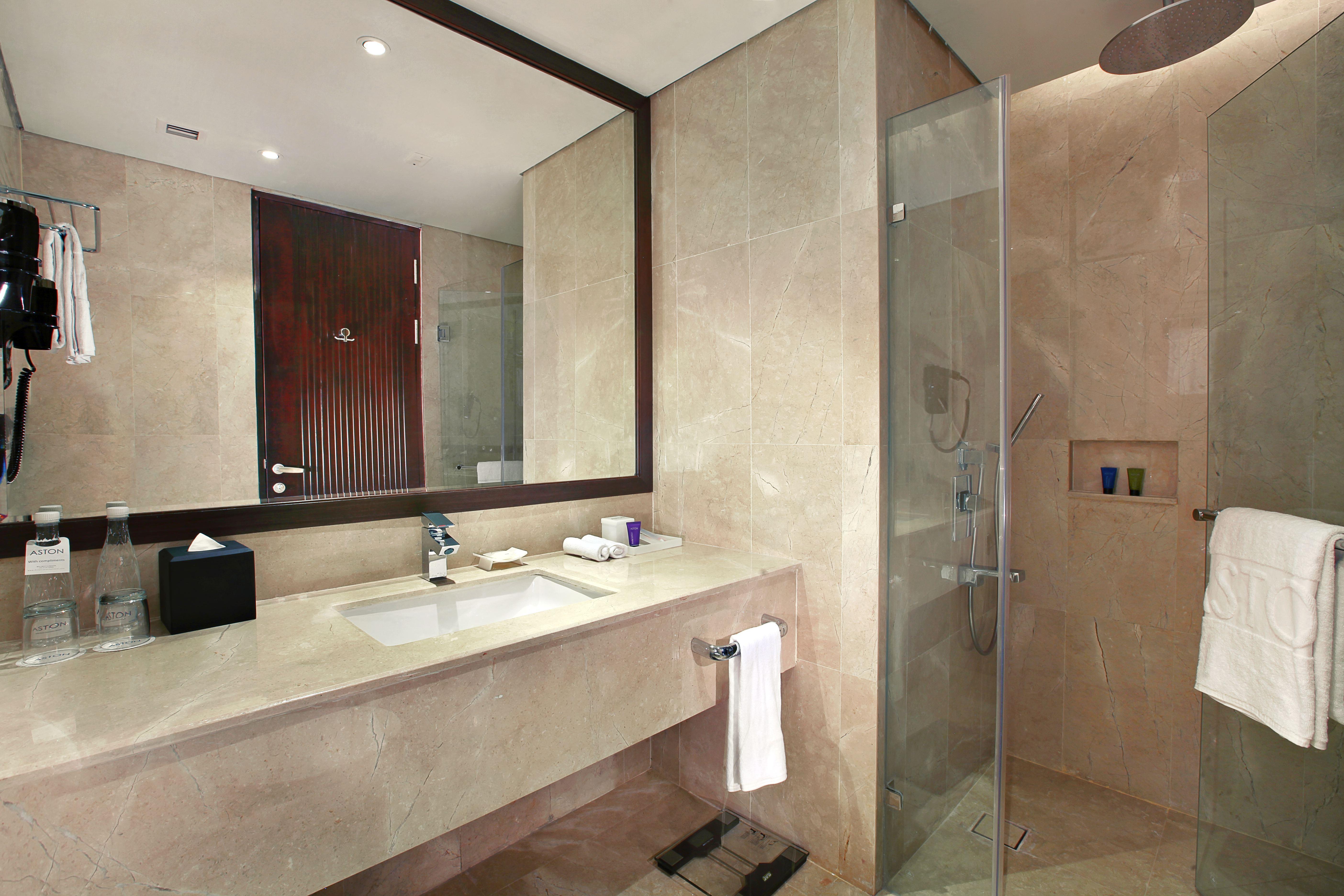 Aston Priority Simatupang Hotel And Conference Center Jakarta Exteriör bild