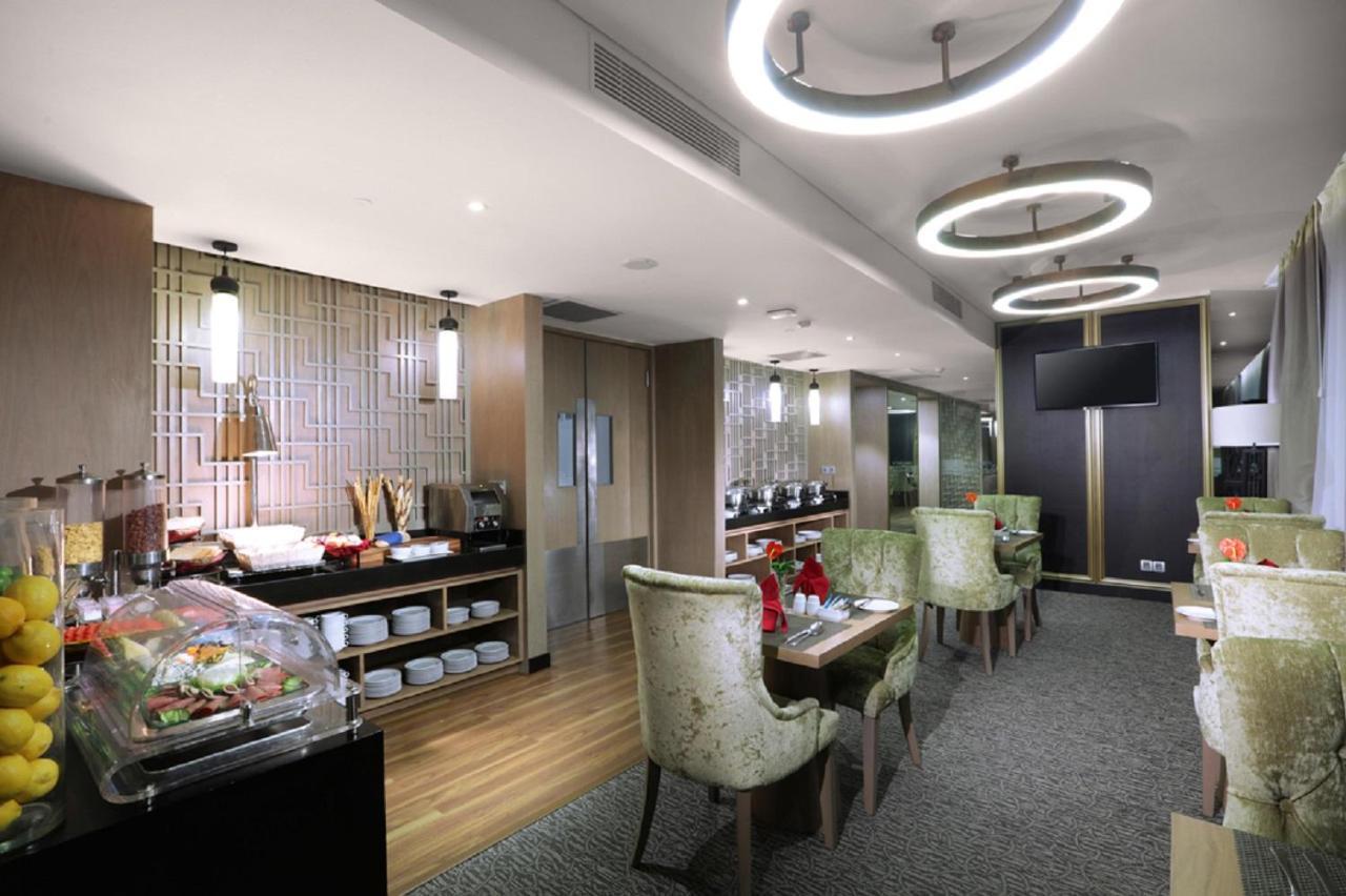 Aston Priority Simatupang Hotel And Conference Center Jakarta Exteriör bild